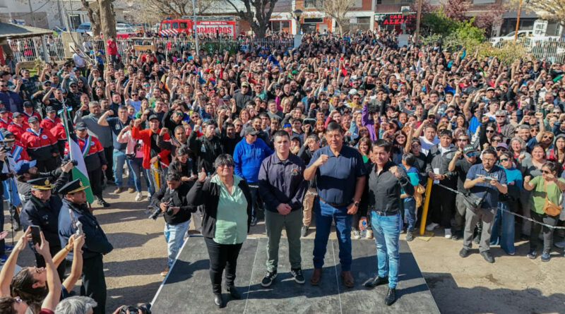 El Sindicato de Petroleros Privados entregó más de 200 millones de pesos en equipamiento a los Bomberos Voluntarios de Cinco Saltos